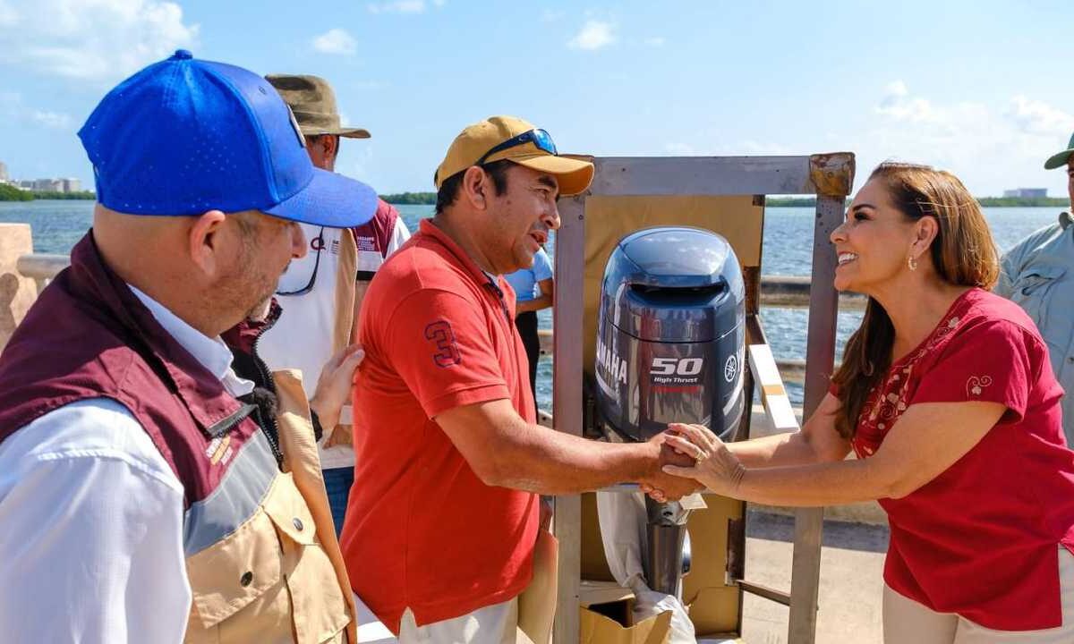 Mara Lezama entregó equipo a pescadores.