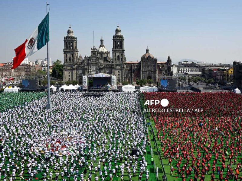México rompe récord Guinness con la clase de fútbol más grande del mundo en el Zócalo