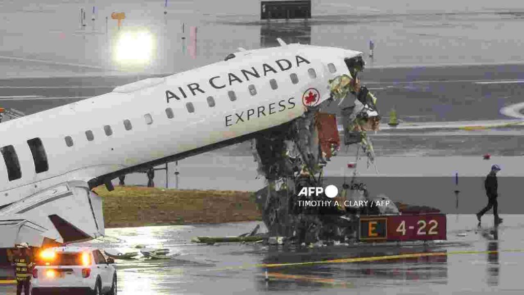 Nueva York: choque entre avión y camión de bomberos deja 2 muertos y decenas de heridos en LaGuardia