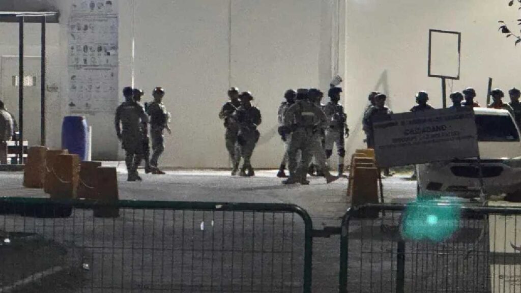 Traslado de reclusos de Cancún a otros penales.