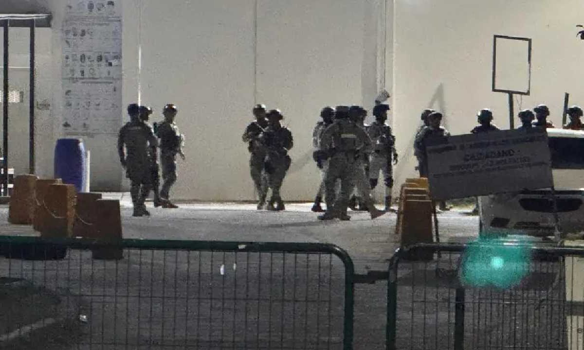 Traslado de reclusos de Cancún a otros penales.