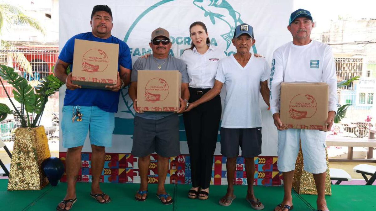Pescadores de Isla Mujeres reciben apoyo con despensas y ayuda económica.