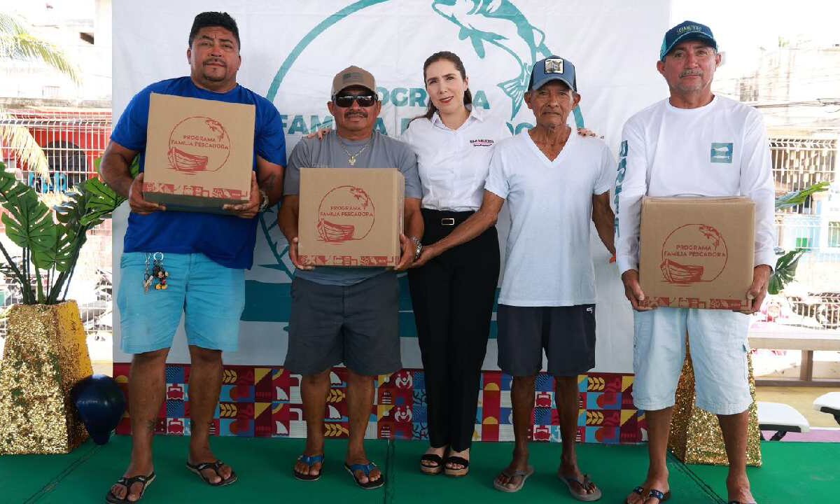 Pescadores de Isla Mujeres reciben apoyo con despensas y ayuda económica.
