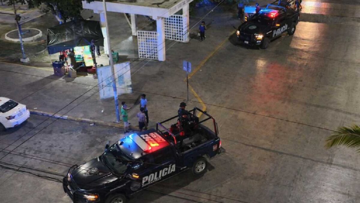 Policías refuerzan vigilancia en Playa del Carmen.