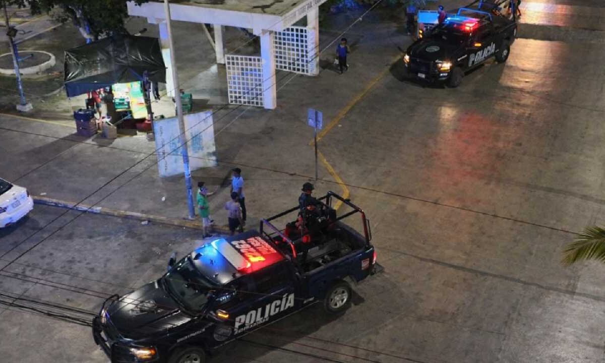 Policías refuerzan vigilancia en Playa del Carmen.