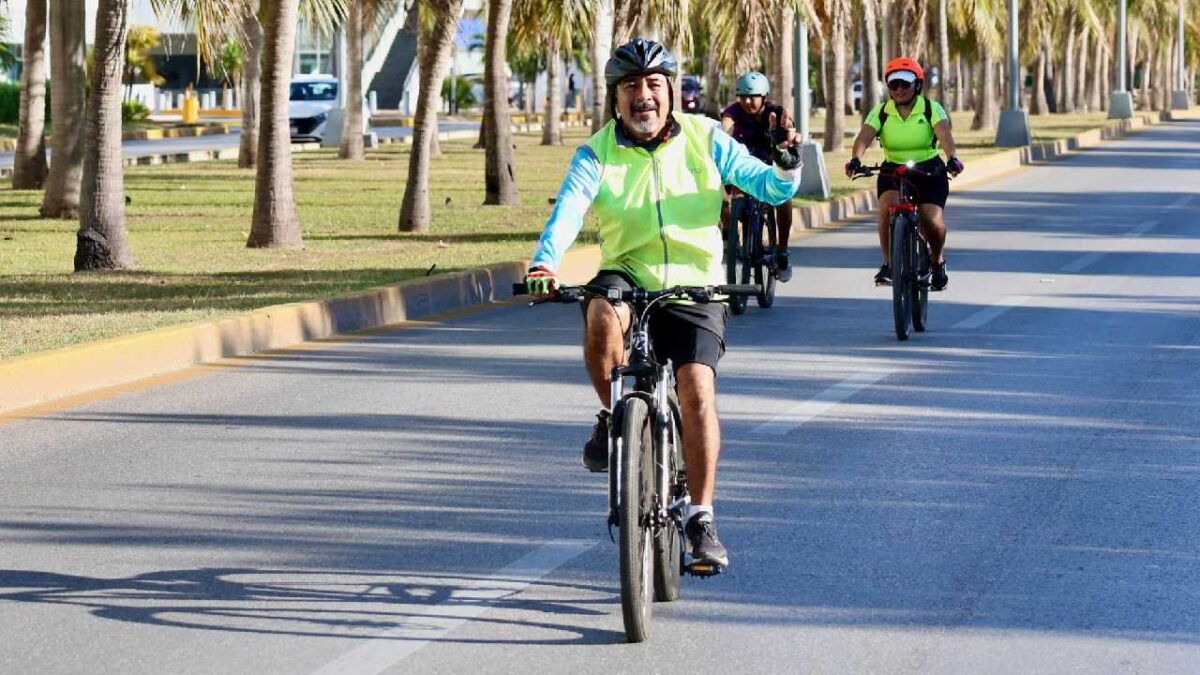 Disfrutan familias del Paseo Cancunense.