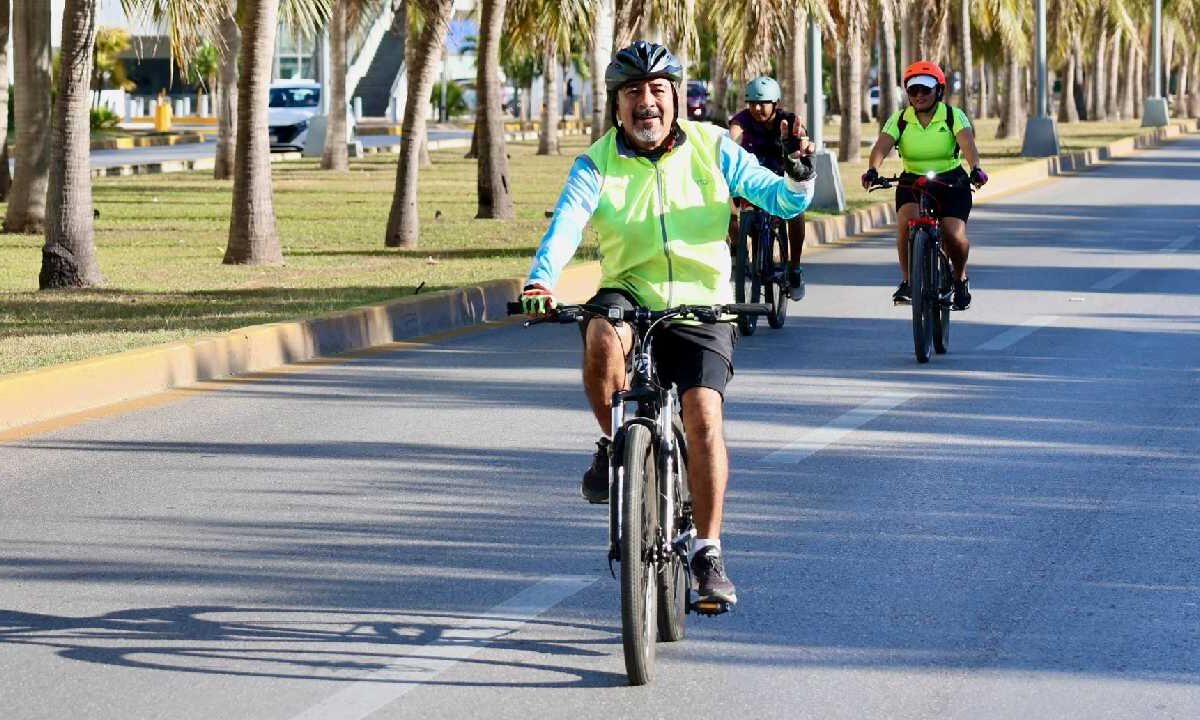 Disfrutan familias del Paseo Cancunense.