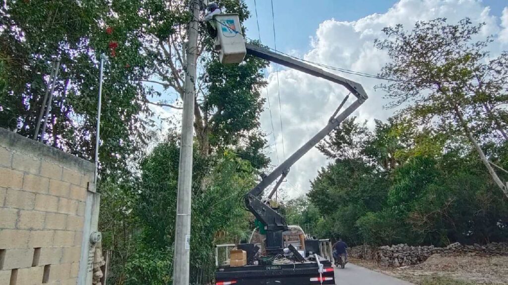 Alumbrado público en Puerto Morelos.