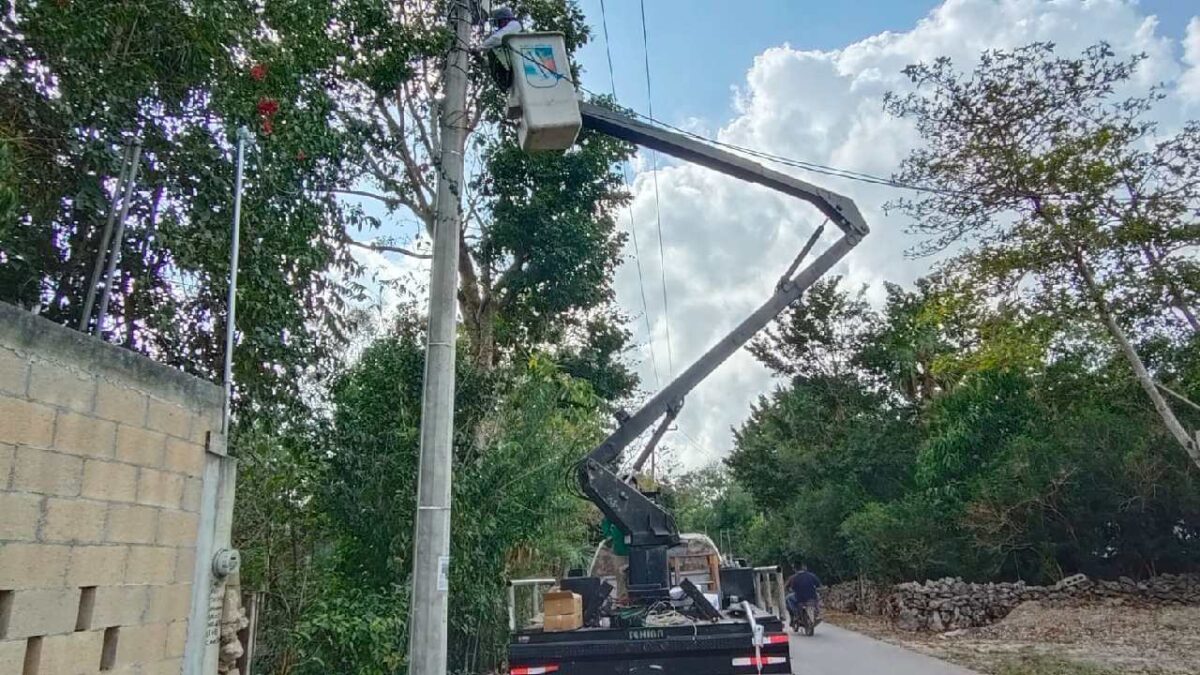 Alumbrado público en Puerto Morelos.