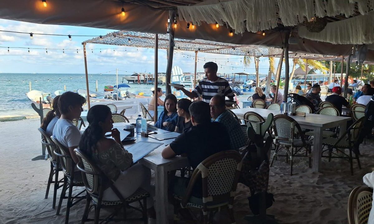 Restaurantes en Cancún subirán precios; Ajuste de hasta 6%