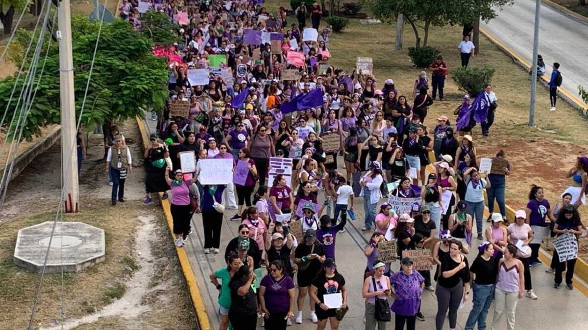 Participantes en la megamarcha en Cancún.