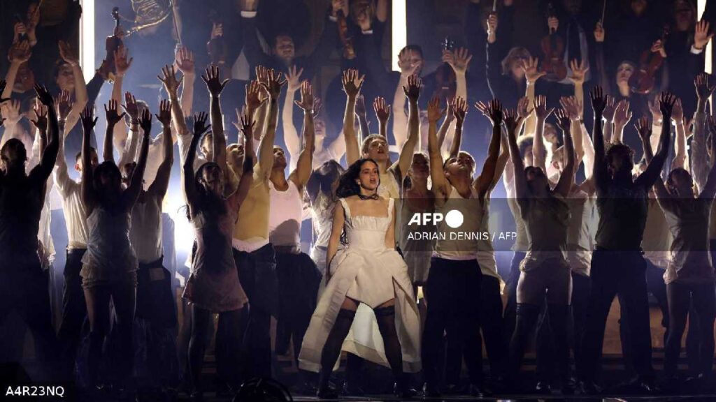 Rosalía cancela concierto en Milán tras sufrir intoxicación en pleno show