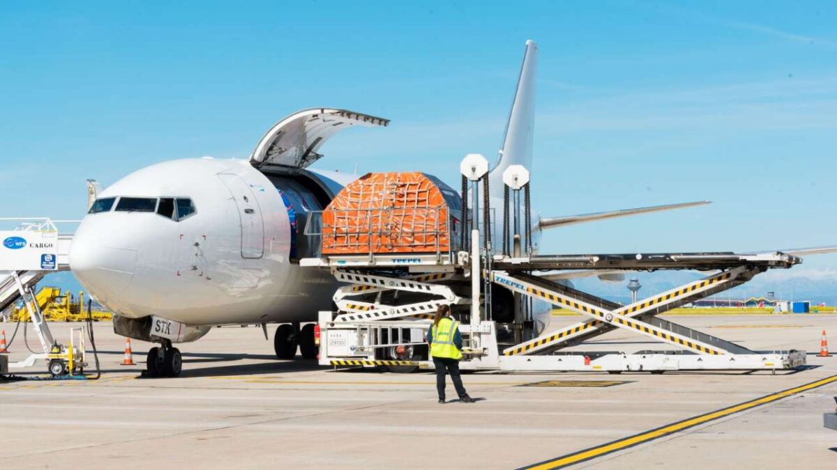 Avión de carga despegando en el Aeropuerto Internacional de Cancún.