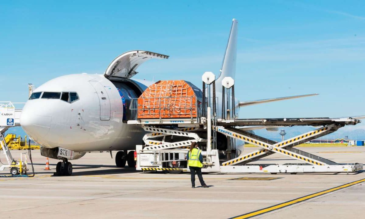 Avión de carga despegando en el Aeropuerto Internacional de Cancún.