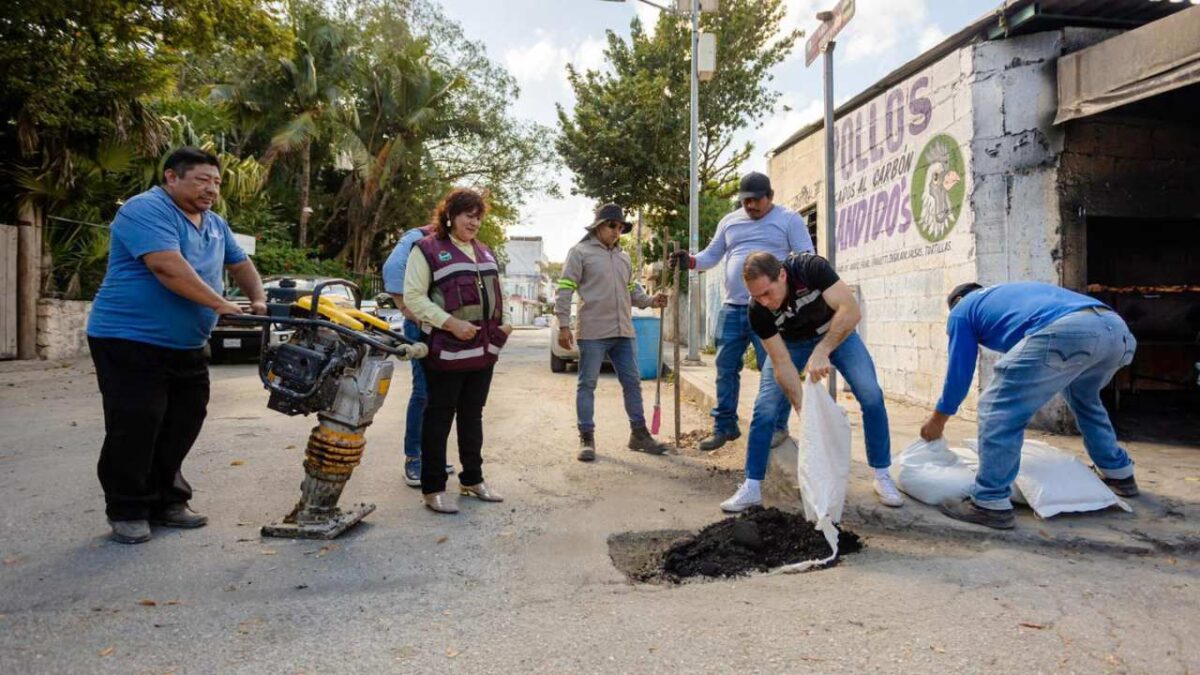 Tulum refuerza bacheo con nueva remesa de material en frío