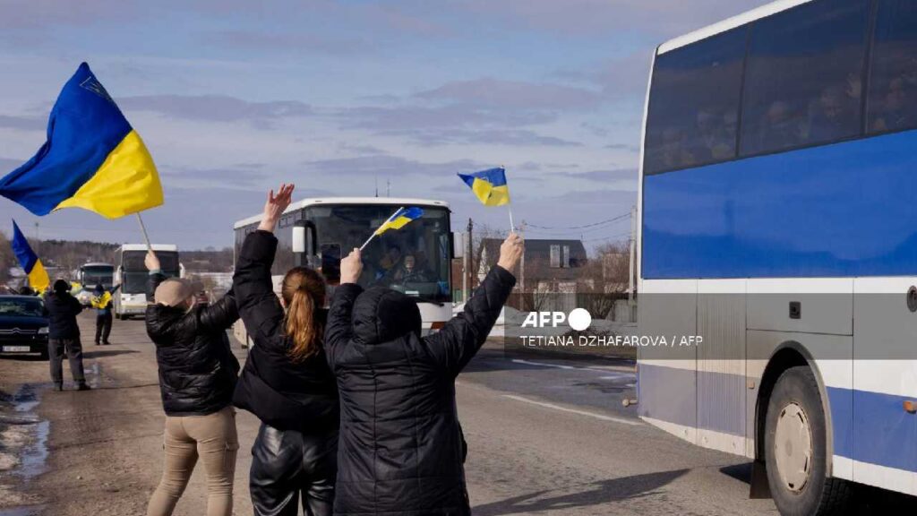 Ucrania se vuelca en las carreteras para recibir a sus prisioneros de guerra liberados