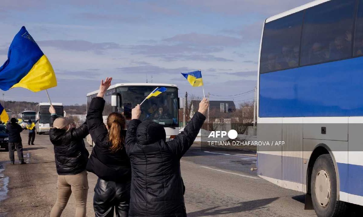 Legan prisioneros de guerra a Ucrania.