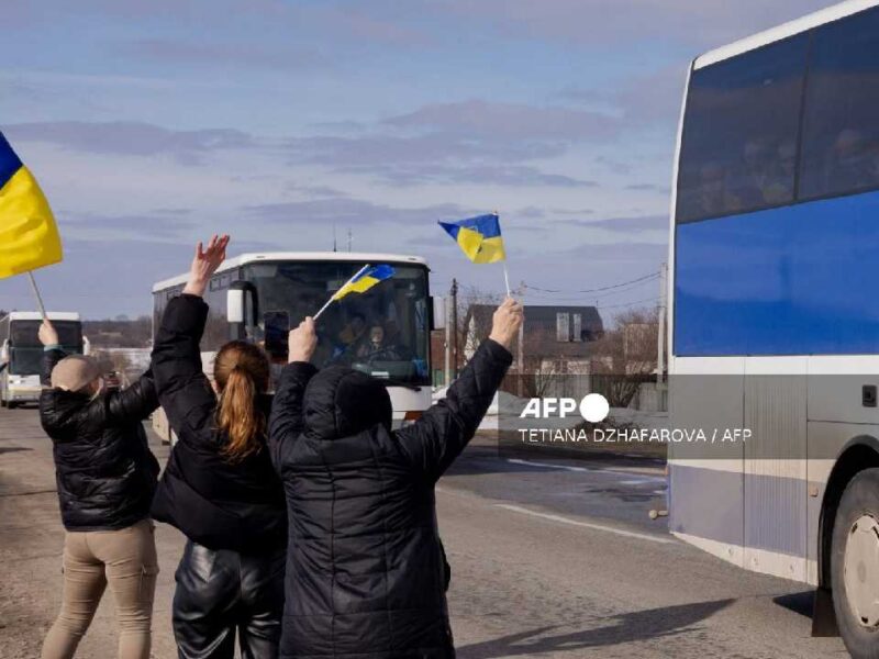 Ucrania se vuelca en las carreteras para recibir a sus prisioneros de guerra liberados