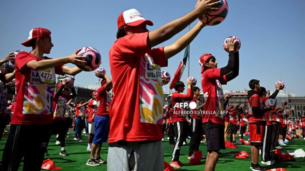 Más de 9,500 personas participaron en una clase masiva de fútbol en el Zócalo de CDMX y rompieron el récord Guinness.