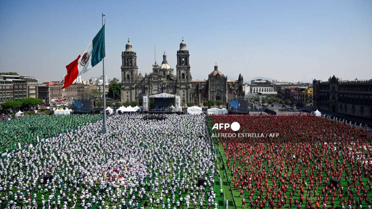 Más de 9,500 personas participaron en una clase masiva de fútbol en el Zócalo de CDMX y rompieron el récord Guinness.