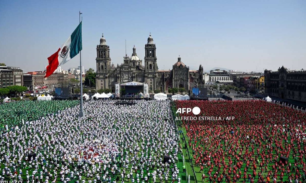 Más de 9,500 personas participaron en una clase masiva de fútbol en el Zócalo de CDMX y rompieron el récord Guinness.