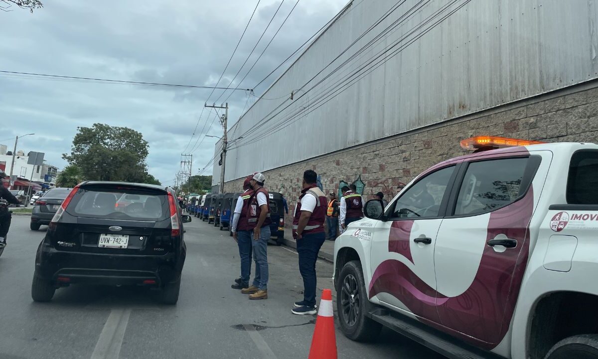 "Limpian" la avenida Tules: tras mototaxis, retiran a informales