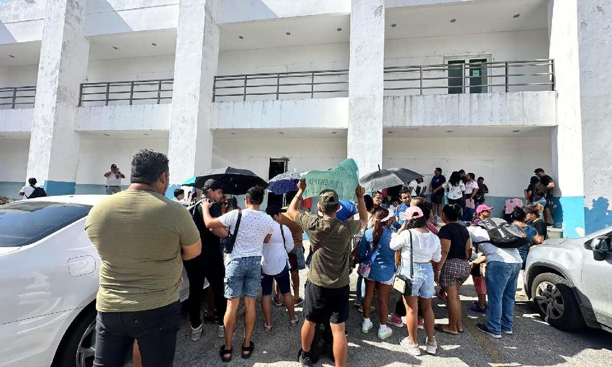Cuatro estudiantes enfermaron tras consumir dulces y autoridades mantienen varias líneas de indagatoria.