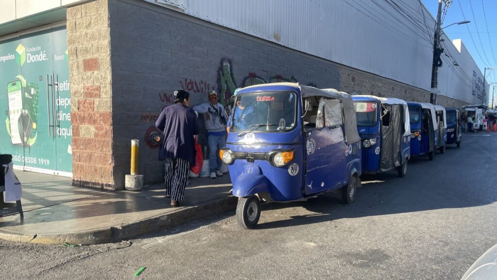 "Limpian" la avenida Tules: tras mototaxis, retiran a informales