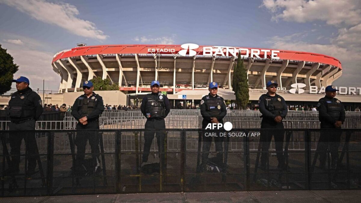 Muere aficionado tras caída en el Estadio Azteca