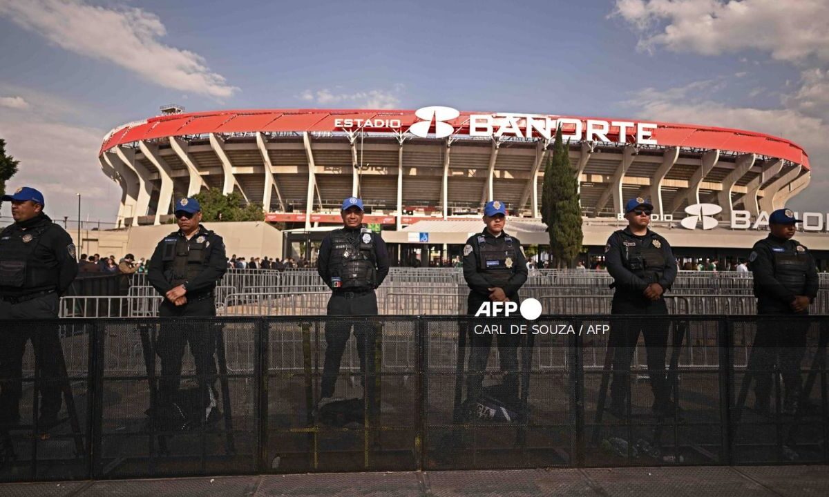 Muere aficionado tras caída en el Estadio Azteca