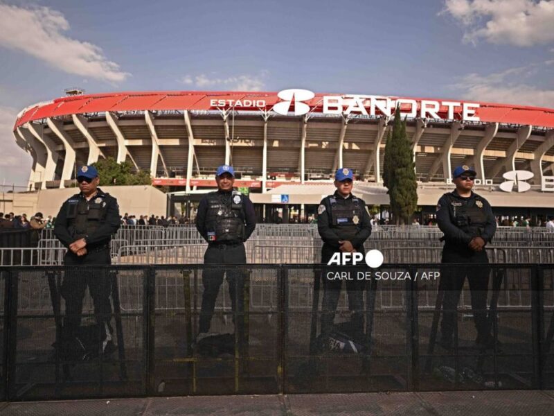 Muere aficionado tras caída en el Estadio Azteca