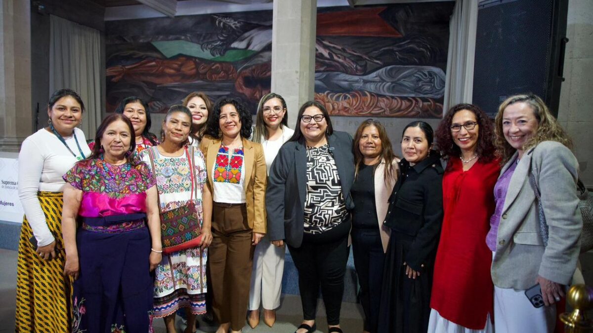 Paola Moreno y Citlalli Hernández atestiguan pacto por la justicia