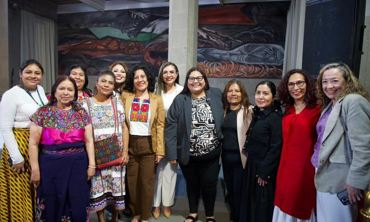 Paola Moreno y Citlalli Hernández atestiguan pacto por la justicia