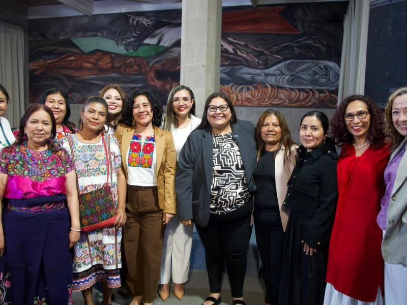 Paola Moreno y Citlalli Hernández atestiguan pacto por la justicia