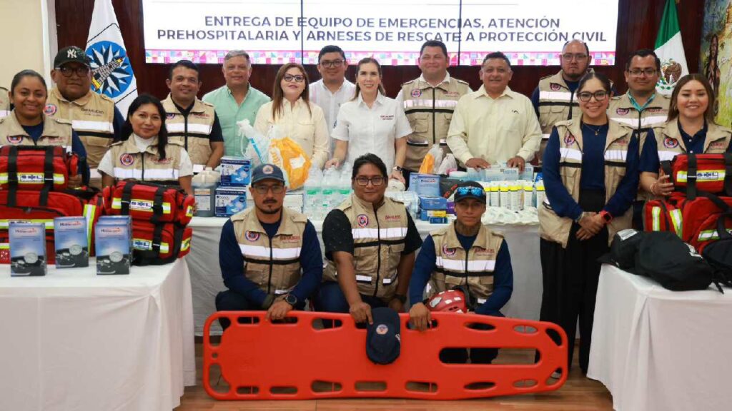 Atenea Gómez Ricalde entrega equipamiento a Protección Civil para reforzar rescates