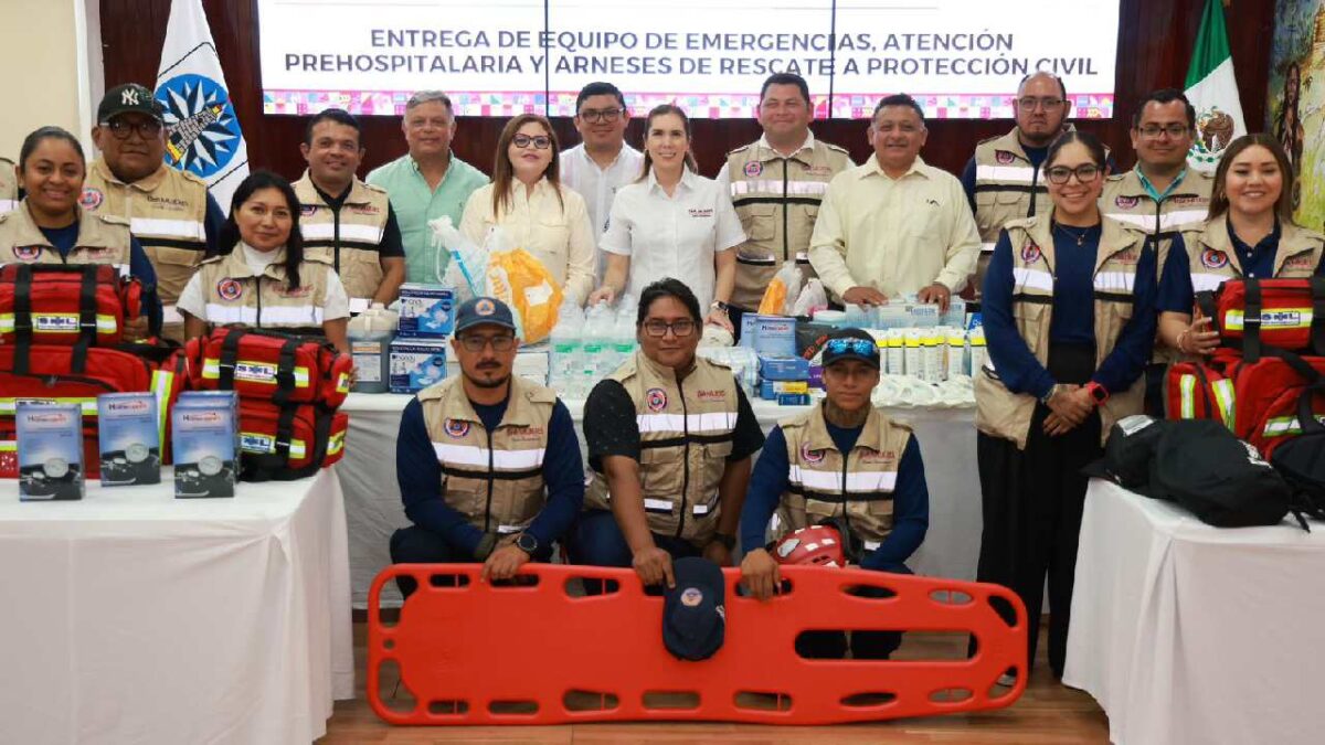 Atenea Gómez Ricalde entrega equipamiento a Protección Civil para reforzar rescates