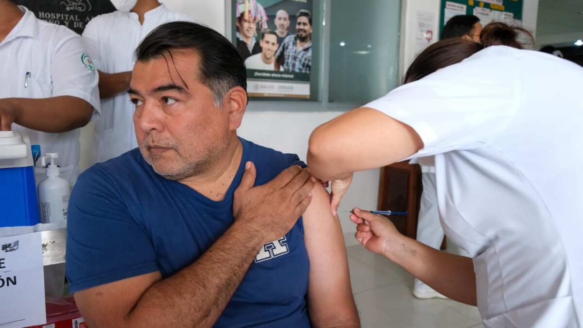 Personal de salud aplica vacuna contra el sarampión en módulo de Quintana Roo tras confirmarse 59 casos.