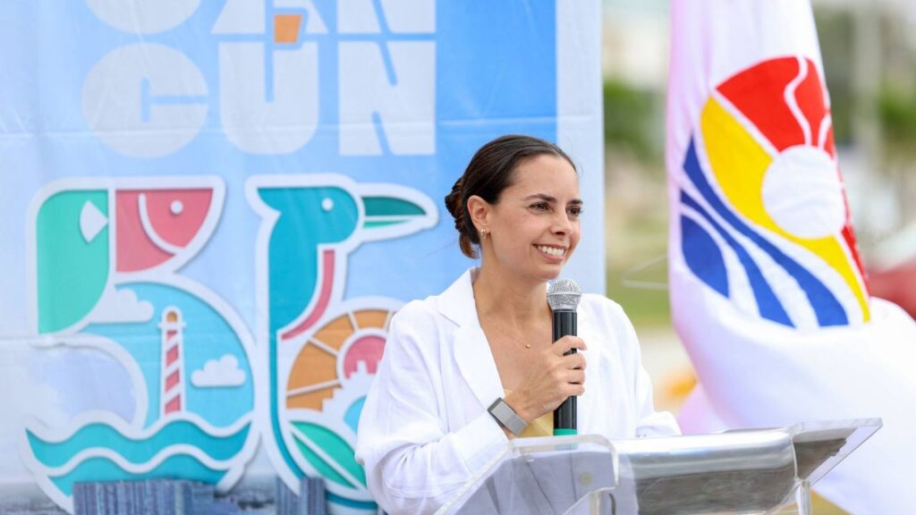 56 aniversario de Cancún. Ana Paty Peralta entrega títulos de propiedad.