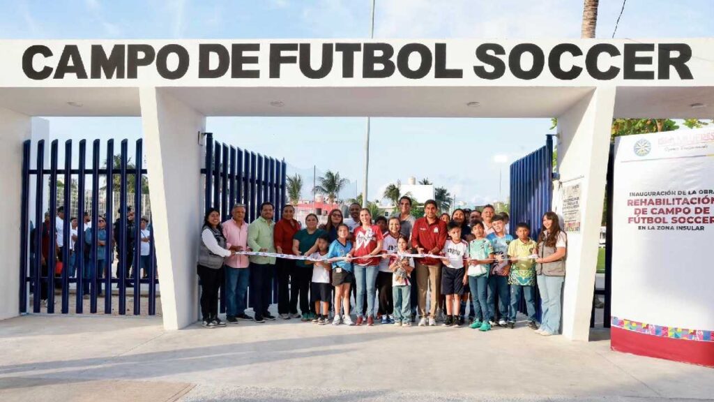 Así fue la inauguración de la nueva cancha de futbol soccer en Isla Mujeres encabezada por Atenea Gómez