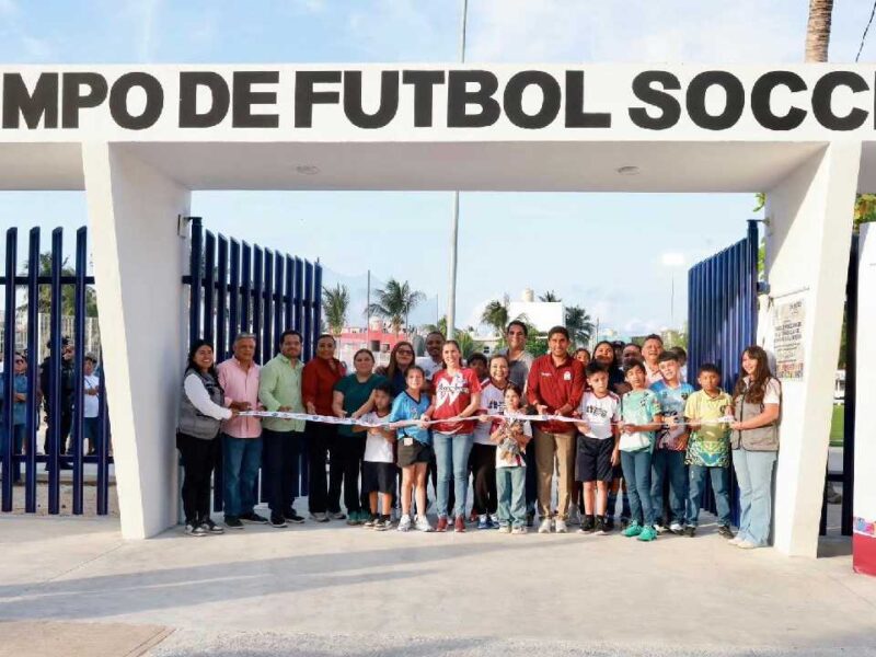 Así fue la inauguración de la nueva cancha de futbol soccer en Isla Mujeres encabezada por Atenea Gómez