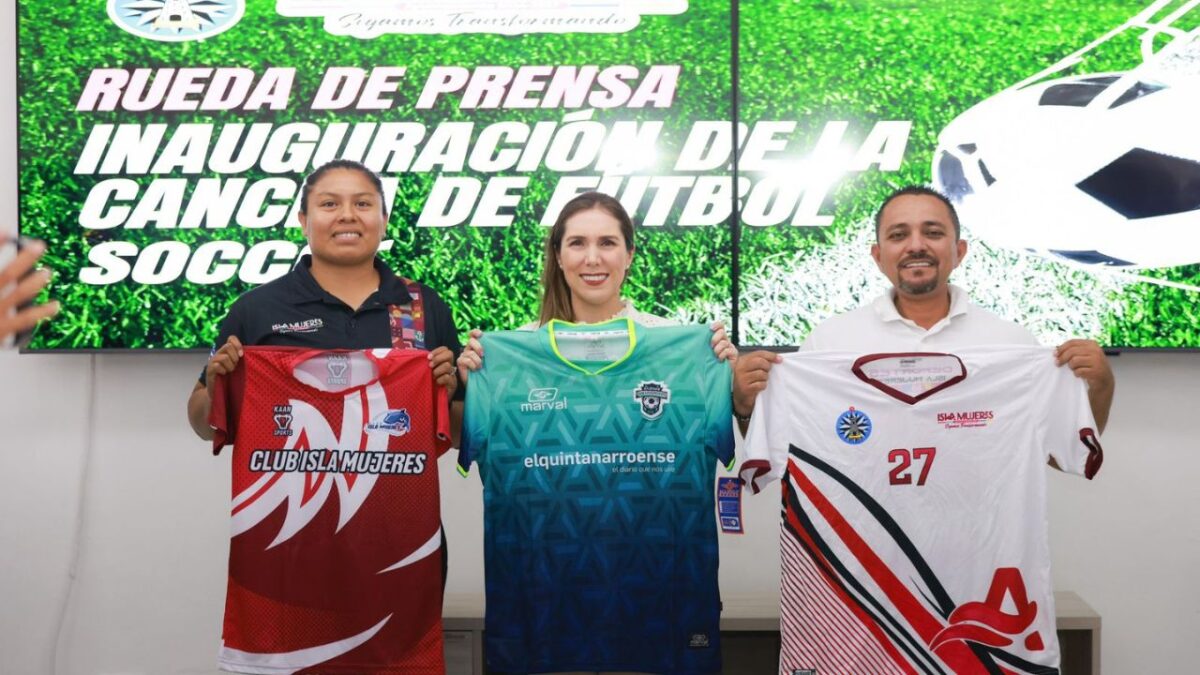 Atenea Gómez inaugura nueva cancha de fútbol en Isla Mujeres