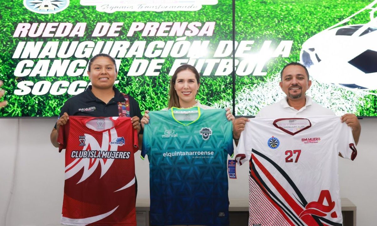 Atenea Gómez inaugura nueva cancha de fútbol en Isla Mujeres