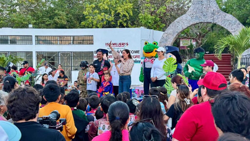 Atenea Gómez entregó premios.