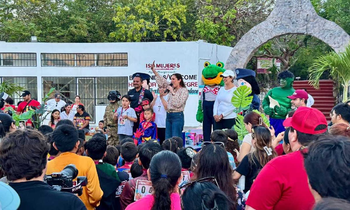 Atenea Gómez entregó premios.
