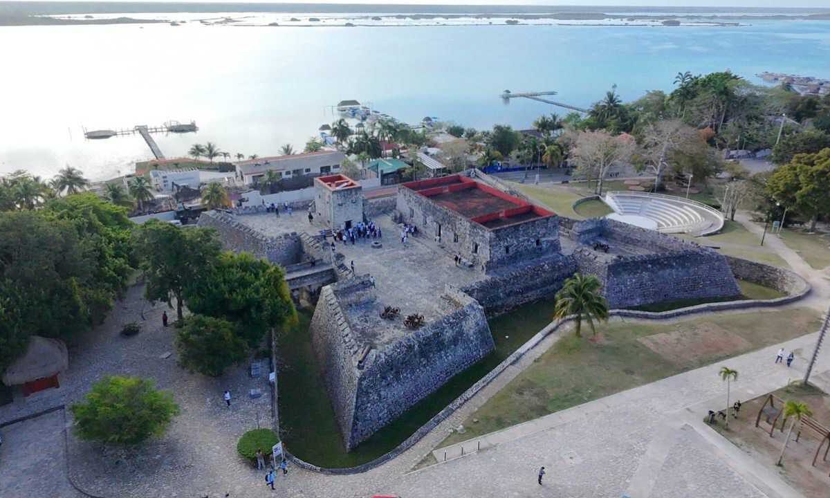 Presume Mara Lezama las bellezas de Bacalar.