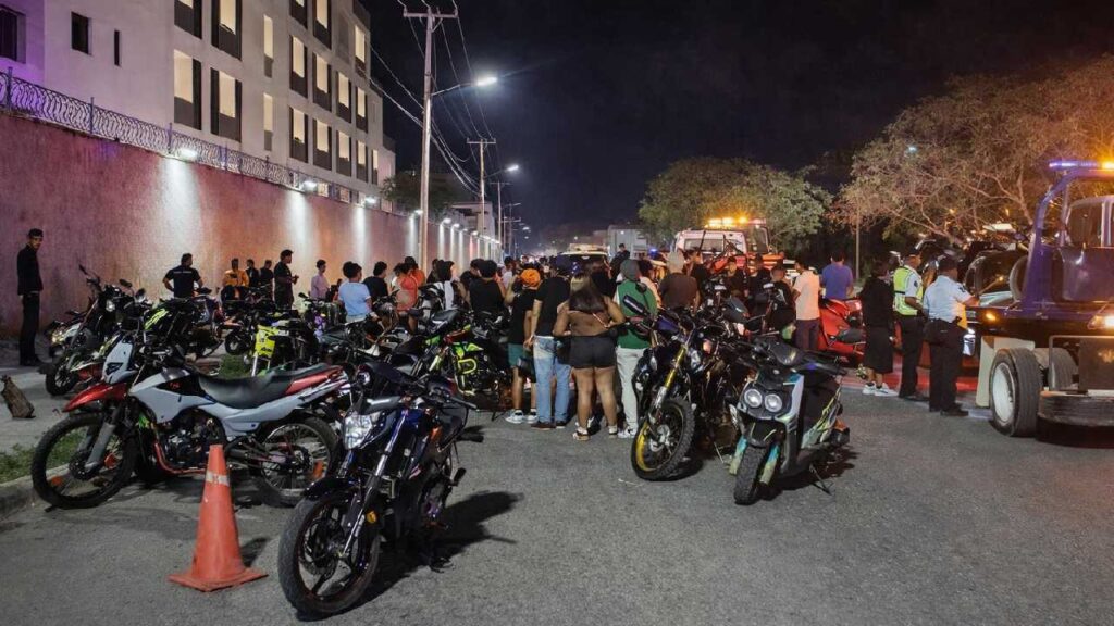 Barren con más de 100 jóvenes motociclistas durante operativo en Cancún