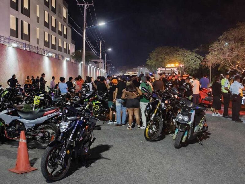 Barren con más de 100 jóvenes motociclistas durante operativo en Cancún