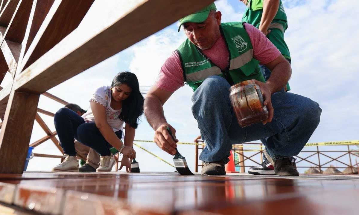 Dan mantenimiento a playas públicas de Puerto Morelos.
