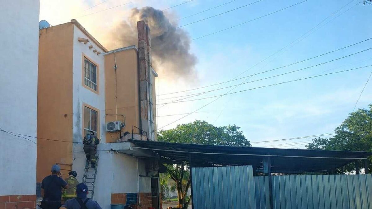 Atienden incendio en Cancún.