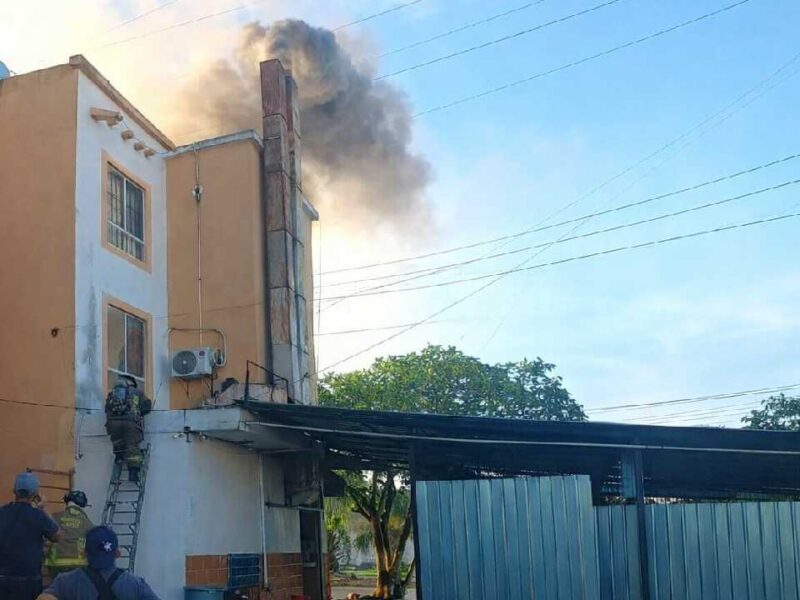 Bomberos Cancún: equipo de tragahumos sofoca incendio de una pollería en Villas Otoch